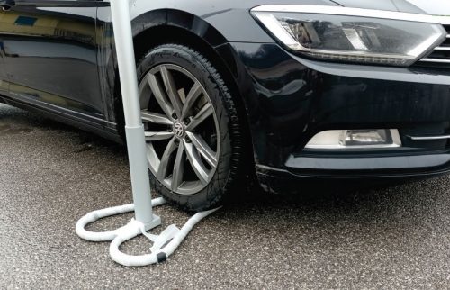 Avtopodstavek za teleskopski drog